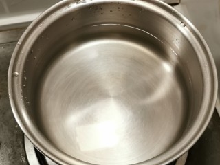 8、苹果雪梨汤,锅中放入清水 烧开