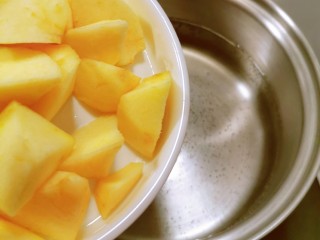 9、苹果雪梨汤,放入苹果块