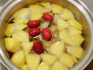 13、苹果雪梨汤,继续加热 煮制10分钟