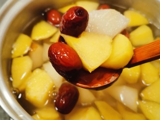 15、苹果雪梨汤,冰糖完全融化后 关火