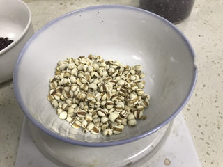 1、红豆薏米糊,称好薏米50克