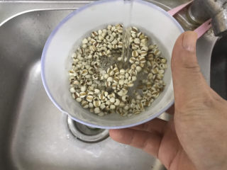3、红豆薏米糊,薏米洗干净