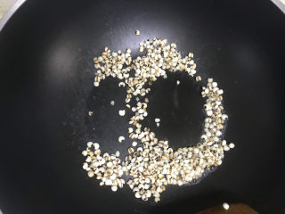 5、红豆薏米糊,泡好后,把薏米放入炒锅小火炒