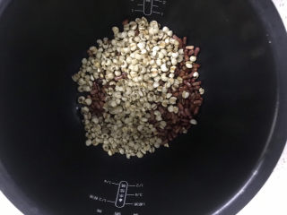 7、红豆薏米糊,再把炒好的薏米,红豆一起锅中