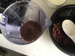 11、红豆薏米糊,再舀入破壁机中