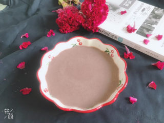 13、红豆薏米糊,倒入碗中,红豆薏米糊就完成了!