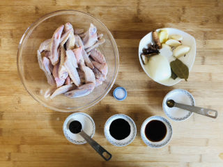 1、卤鸡翅尖,先把需要的食材提前准备好。