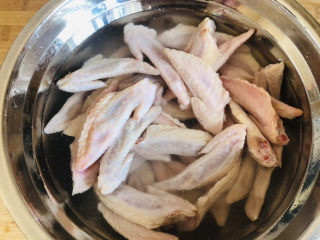 2、卤鸡翅尖,鸡翅尖先用清水冲洗2遍。