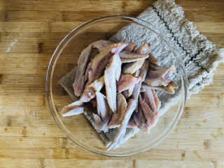 3、卤鸡翅尖,洗好的鸡翅尖捞出沥干水分备用。