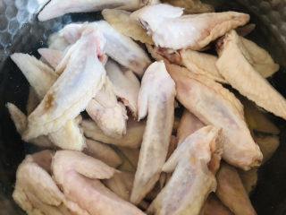 6、卤鸡翅尖,冷水中放入鸡翅尖，盖上盖子大火烧开。