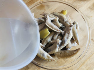 8、卤鸡翅尖,把焯好水的鸡翅尖捞出用清水再冲洗2遍，去掉表面多余的浮沫，然后控干水分。