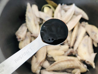 11、卤鸡翅尖,加入1中勺味达美臻品蚝油提鲜。