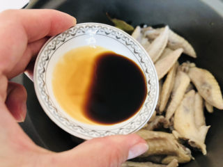12、卤鸡翅尖,加入1中勺六月鲜特级原汁酱油调味。