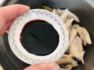 13、卤鸡翅尖,加入2中勺李锦记老抽调色