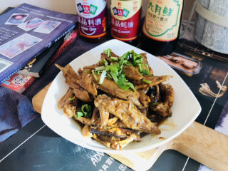 16、卤鸡翅尖,大火收汁，撒一点香菜，装盘食用。