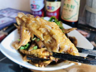 17、卤鸡翅尖,口感软烂，特别香哦。