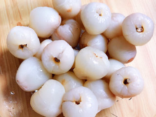 2、荔枝罐头,将荔枝剥去外皮。