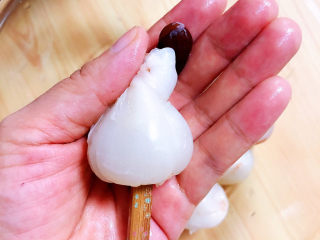 3、荔枝罐头,用筷子头，从荔枝眼处捅出荔枝核。