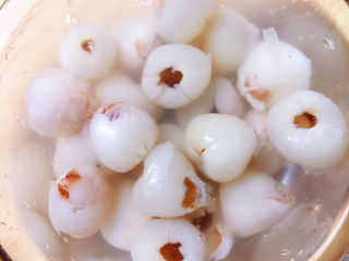 7、荔枝罐头,将荔枝浸泡在盐水中。
