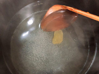 11、荔枝罐头,将冰糖熬化。