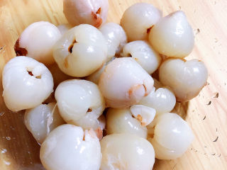 13、荔枝罐头,洗好荔枝放入碗中。