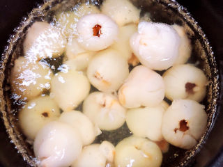 14、荔枝罐头,冰糖熬化后，放入荔枝。