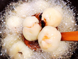 16、荔枝罐头,大约熬煮3分钟即可出锅了。