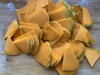 3、南瓜花卷,切成薄片