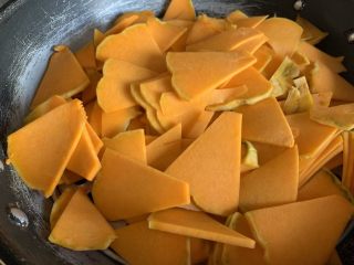 4、南瓜花卷,上蒸锅