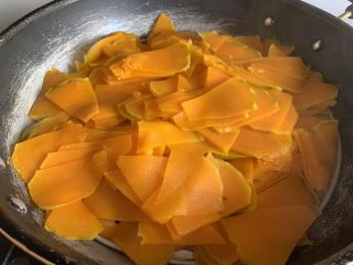 6、南瓜花卷,像这样，用筷子一戳就烂就可以了