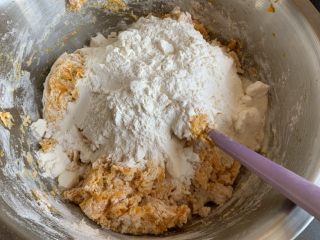 10、南瓜花卷,再次加入，继续搅拌