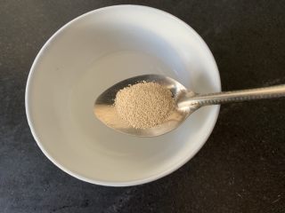 11、南瓜花卷,准备一小勺的35度左右的温水，倒进5克左右酵母（水一定要少点，因为南瓜里水分已经很多了，水温不能高，不然酵母烫死了）