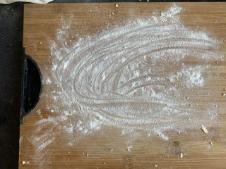 19、南瓜花卷,面板上撒些干面粉