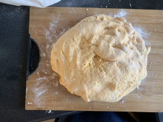 20、南瓜花卷,把发好的面拿出来，揉面排气