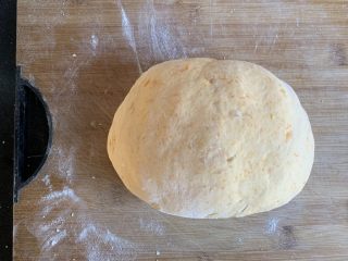 21、南瓜花卷,揉成光滑的面团