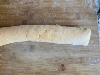 25、南瓜花卷,然后卷起来