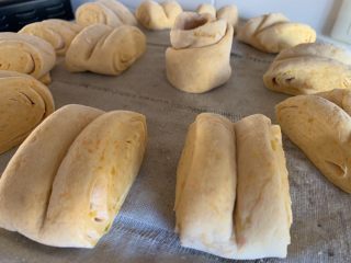 30、南瓜花卷,全部做好，放在蒸锅上，盖上盖，再次醒发半小时