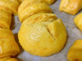 33、南瓜花卷,中间一个开花的圆馒头