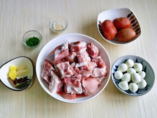 1、红烧土豆,准备食材，排骨泡冷水，将血水泡出，需多次换水，我用的土豆比较小，所以用了三个，鹌鹑蛋提前煮熟去皮。
