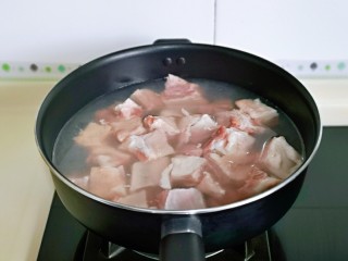 2、红烧土豆,排骨焯水：冷水下锅，大火烧开后再煮2分钟，捞出用温水反复冲洗，将排骨上的杂质冲洗干净，淋干水分备用。