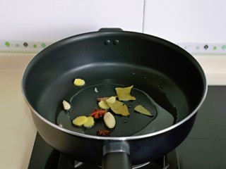 3、红烧土豆,起油锅，加入姜片，蒜，八角，香叶煸炒出香味。