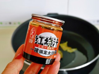 4、红烧土豆,再加入红烧酱汁。(酱汁的量可以根据个人口味增减)