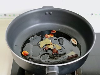 5、红烧土豆,小火翻炒酱汁。