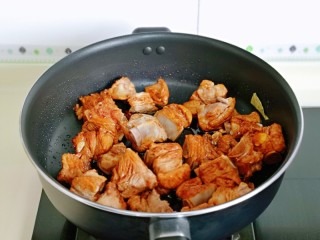 6、红烧土豆,再加入焯水的排骨炒色，每块排骨均匀裹上酱汁。