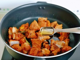 7、红烧土豆,加入料酒去肉腥。