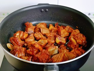 8、红烧土豆,小火翻炒均匀，这时的排骨颜色有没有诱惑到你，哇，有点迫不及待的想吃一块的想法……