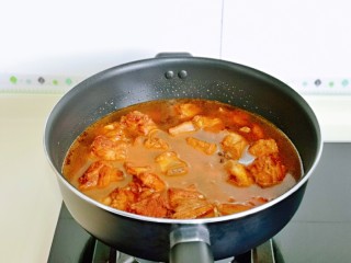 9、红烧土豆,加入纯净水，水量没过排骨为佳，大火烧开，转小火炖15分钟。