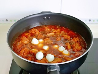 10、红烧土豆,15分钟加入煮熟的鹌鹑蛋，再炖10分钟。