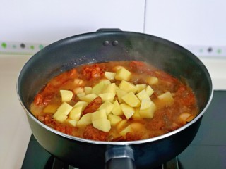 12、红烧土豆,10分钟加入切好的土豆，炖熟即可。