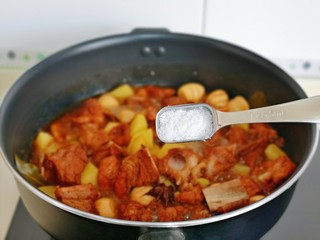 13、红烧土豆,土豆熟啦，按个人口味加入盐，翻炒均匀。